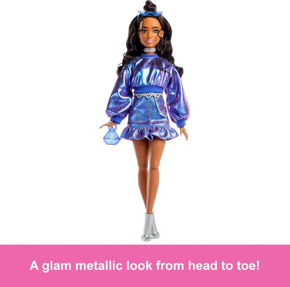 Barbie Deluxe Style Boneca nº 7 com blusa e saia azul metálica, cabelo castanho ondulado, acessórios como joias prateadas, bolsa de cristal e óculos de sol, JFP42