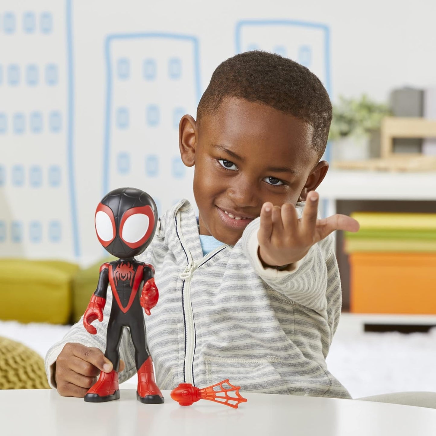 Figura de ação gigante do Miles Morales de 25 cm da Marvel Spider-Man e seus Amigos Incríveis, brinquedo colecionável grande e fácil de posicionar para crianças a partir de 3 anos.