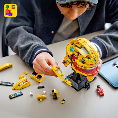 LEGO Capacete Editions Scuderia Ferrari HP Lewis Hamilton - Produto Oficial de F1 - Kit de Modelo para Exibição com Minifigura Colecionável - Presente para Meninos a partir de 14 Anos e Fãs Adultos de Automobilismo