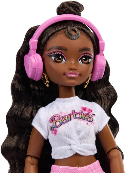 Barbie Dream Besties Boneca e Acessórios, Barbie “Brooklyn” Boneca Fashion Articulada de Patins com Cabelo Castanho Escuro, 9 Peças Temáticas de Música e Vídeo, JFX97