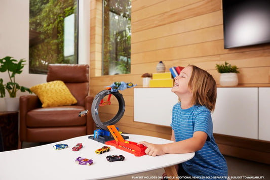 Hot Wheels Let's Race Netflix - Conjunto de pistas de carro de brinquedo urbano, Bat Loop Attack com laço ajustável e lançador, carro de brinquedo em escala 1:64, TAN78