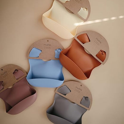 Mushie Babador de Silicone Baby | Babadores Impermeáveis com Ajuste Perfeito | Babadores Fáceis de Limpar para Alimentação do Bebê | 4 Tamanhos Ajustáveis com Bolsos Frontais Fundos | 100% Livre de BPA e Ftalatos