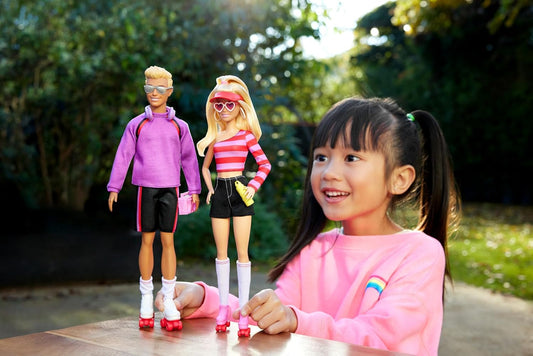 Barbie Conjunto Fashionistas com 2 bonecas da moda e 6 acessórios, Barbie patinadora e Ken, colecionável do 65º aniversário, HXK90