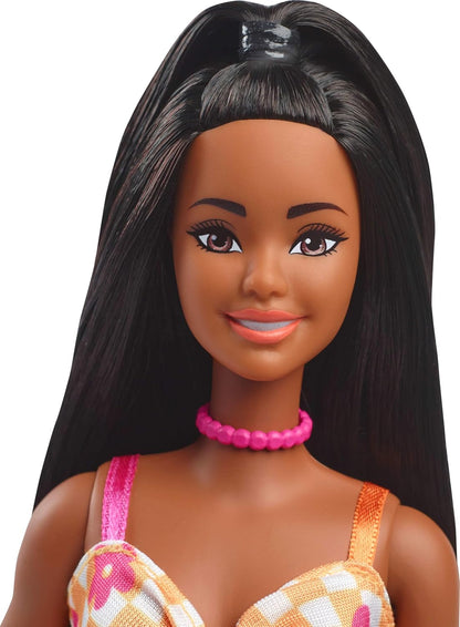 Barbie Boneca Fashionistas nº 233 com cabelo preto, vestindo vestido midi xadrez laranja e rosa com flores, colar e sandálias, HYT91
