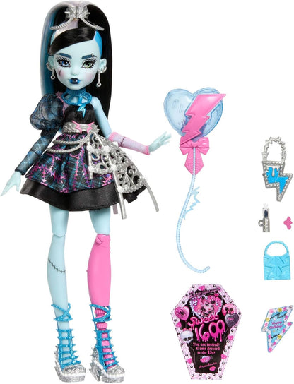 Monster High Boneca Scary Sweet Birthday, Frankie Stein, com vestido de festa preto e acessórios temáticos como convite, balão, presente, batom e muito mais.