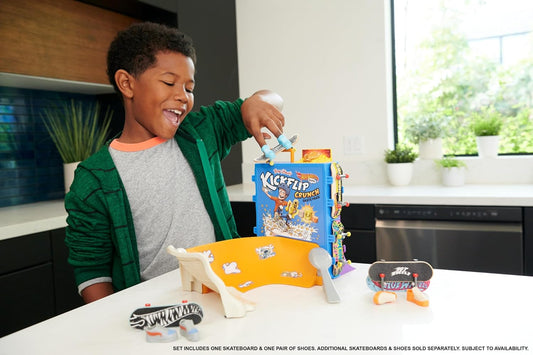 Hot Wheels Conjunto de escalas Skate Tony Hawk Cereal Bowl, 1 prancha exclusiva e par de tênis de skate removíveis, armazenamento para até 4 pranchas e 4 pares de sapatos, HTP09