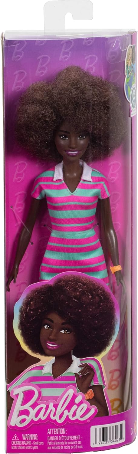 Barbie Boneca Fashionistas nº 247 com cabelo preto encaracolado, vestido rosa e verde listrado com gola e acessórios como relógio laranja e tênis brancos, JJN60