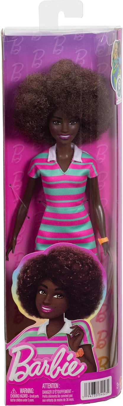 Barbie Boneca Fashionistas nº 247 com cabelo preto encaracolado, vestido rosa e verde listrado com gola e acessórios como relógio laranja e tênis brancos, JJN60