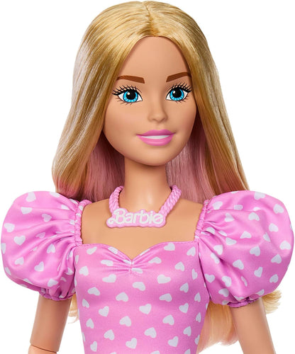 Barbie Fashion Doll Loira de 71 cm com Roupas Removíveis, Blusa Rosa, Saia Jeans, Botas de Cowboy, Colar e Bolsa como Acessórios, HYT84