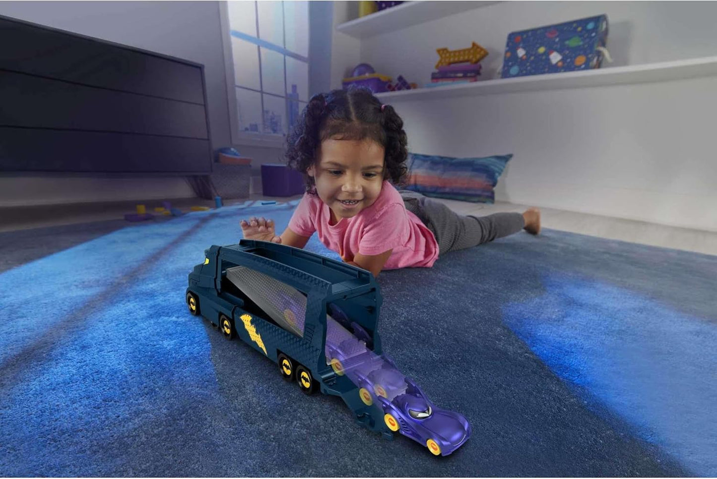 Caminhão de Brinquedos Fisher-Price DC Batwheels com Rampa e Batmóvel, Escala 1:55, Veículo de Brinquedo em Metal Fundido, para Crianças a partir de 3 Anos, HMX07