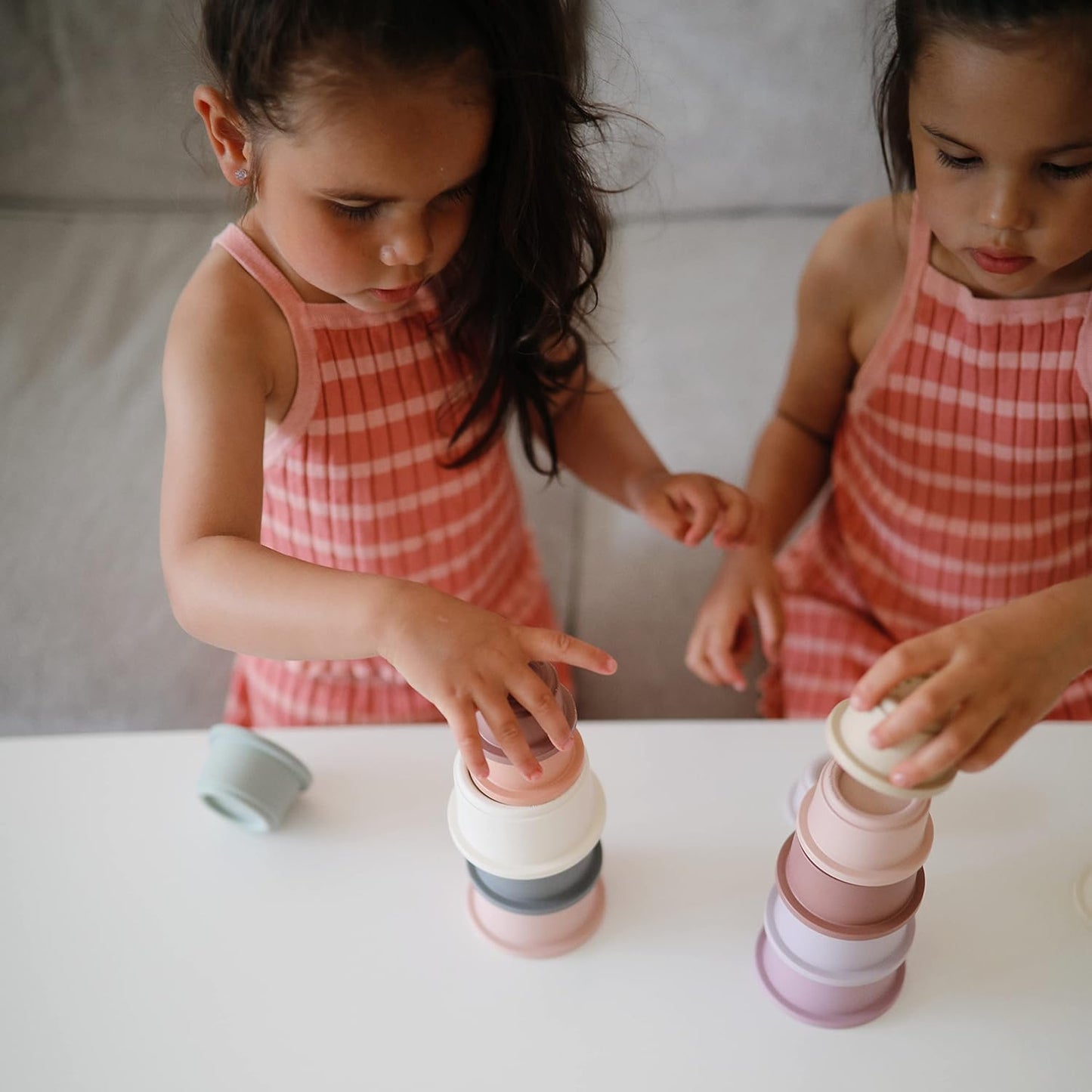 Mushie Copos Empilháveis | Brinquedo Educativo para Bebês e Crianças a partir de 6 Meses | Brinquedo de Encaixe de Formas para Desenvolvimento e Atividade Inicial | Promove Aprendizagem, Classificação e Habilidades Motoras