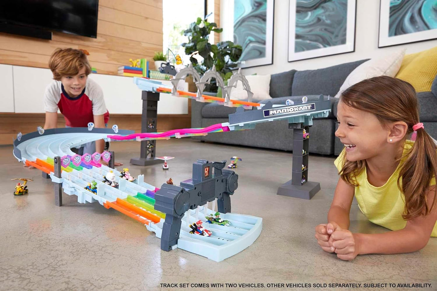 Pista Hot Wheels Mario Kart Rainbow Road Raceway de 2,4 metros com luzes e sons e 2 veículos em escala 1:64, brinquedo ideal para crianças a partir de 4 anos, GXX41