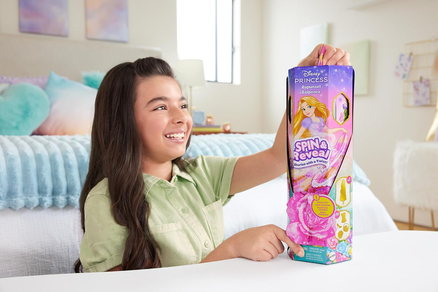 Mattel Conjunto de Boneca Disney Princess Rapunzel "Gira e Revela" com 11 Surpresas (incluindo 5 acessórios, 5 adesivos e cenário), inspirado no filme, HTV86
