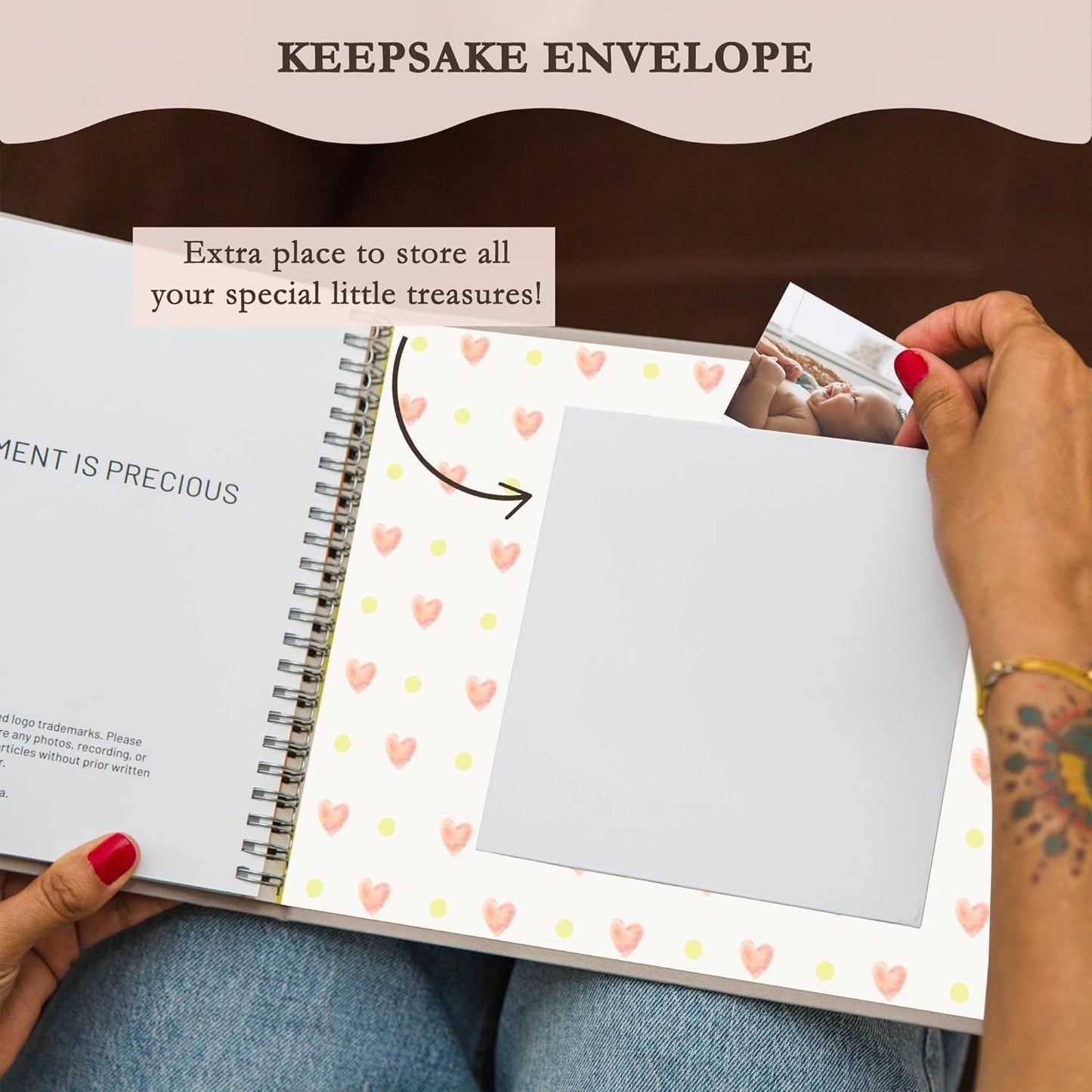 Livro de memórias LOVE ON para bebês com kit de mãos e pés sem tinta grátis - Diário dos primeiros 5 anos para bebês com capa elegante de linho e folha de ouro em relevo - Inclusivo para todos os tipos de família