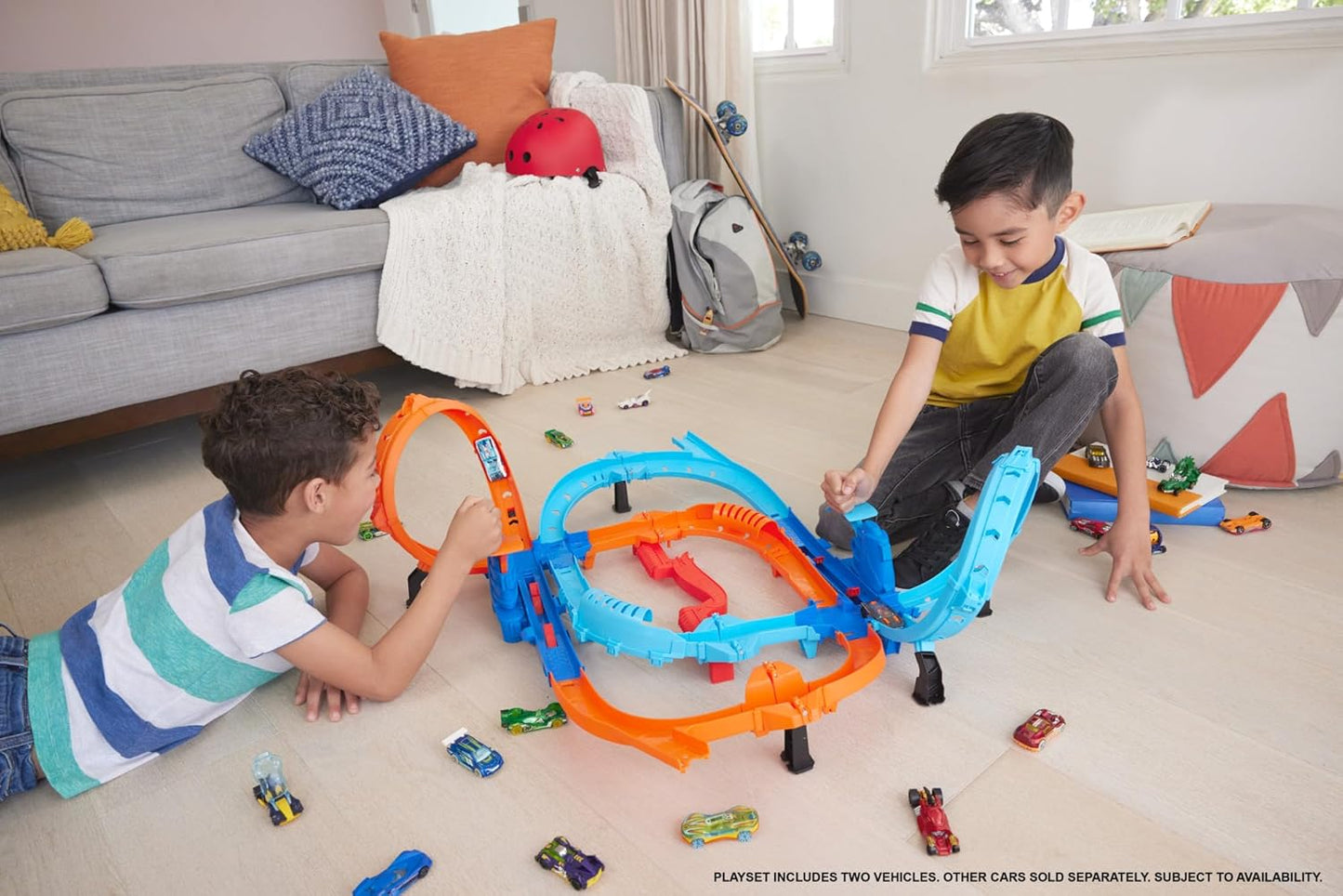 Pista de Carrinhos Hot Wheels Ultra Hots Blast Launch Face-Off com 2 Veículos em Escala 1:64, Corrida e Acrobacias Frente a Frente, 2 Lançadores Acionados por Crianças, HXR71