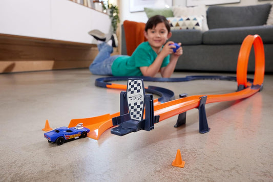 Hot Wheels Conjunto de pista de carro de brinquedo com veículo de controle remoto em escala 1:64 e mais de 30 peças de pista de corrida, várias configurações, carros funcionam dentro e fora da pista, HXX45