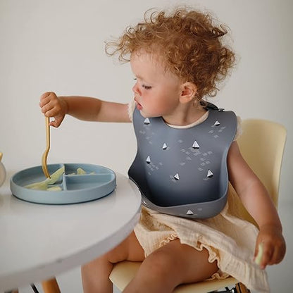 Mushie Babador de Silicone Baby | Babadores Impermeáveis com Ajuste Perfeito | Babadores Fáceis de Limpar para Alimentação do Bebê | 4 Tamanhos Ajustáveis com Bolsos Frontais Fundos | 100% Livre de BPA e Ftalatos