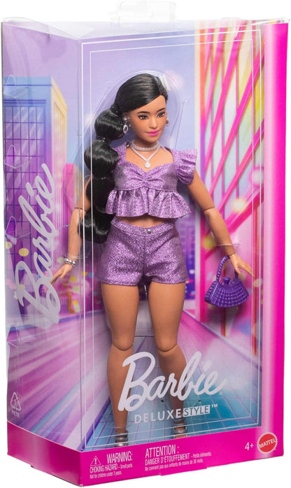 Barbie Deluxe Style Boneca nº 8 com blusa roxa metálica e shorts brilhantes, cabelo preto trançado, acessórios como joias peroladas e bolsa, JFP43