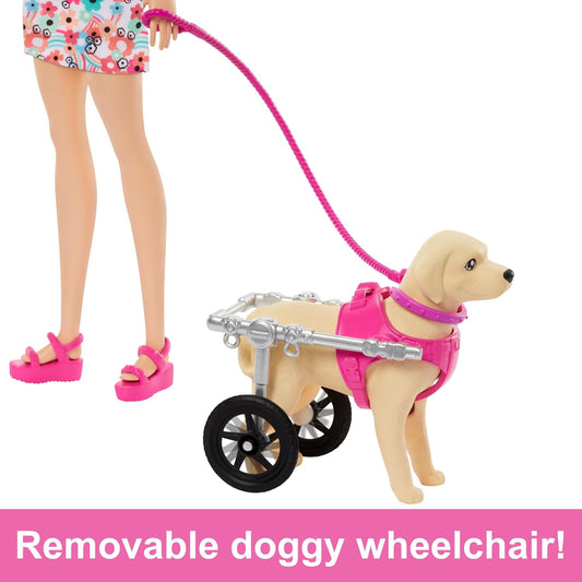 Muñeca Barbie con 2 perros de juguete y accesorios para mascotas, 1 cachorro en silla de ruedas extraíble con ruedas giratorias, juego de más de 10 piezas, HTK37