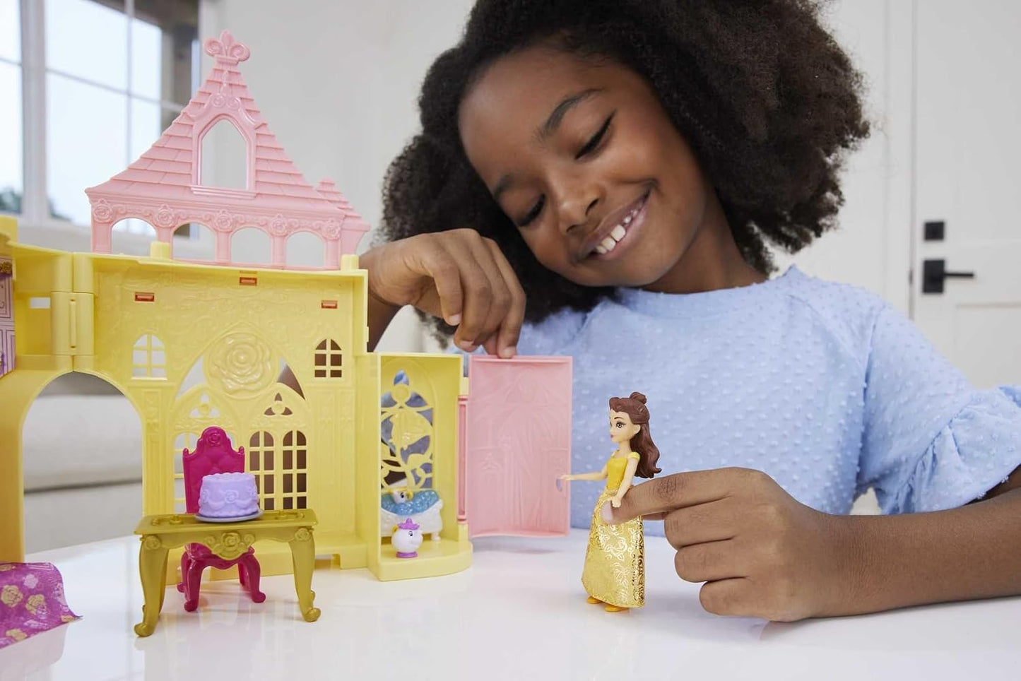 Mattel Conjunto de Brinquedo Casa de Bonecas Disney Princess Belle Storytime Stackers da | Boneca pequena articulada da Bela com saia removível, 4 personagens amigos e 4 acessórios, inspirado no filme da Disney, JDP54