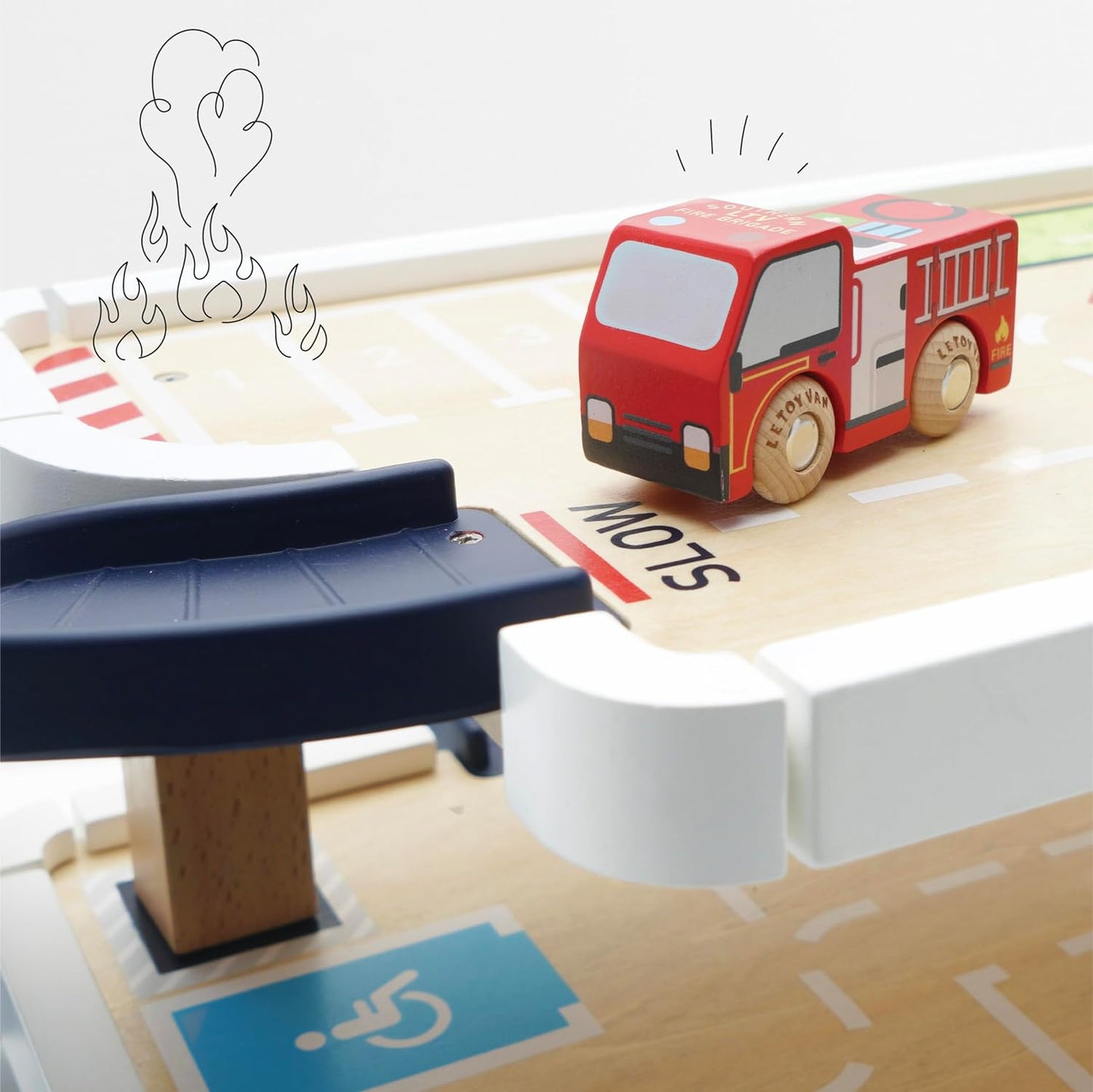 Le Toy Van TV453 Conjunto de carro de garagem de incêndio e resgate de madeira de 3 andares, brinquedos de dramatização de veículo, adequado para mais de 36 meses, universal