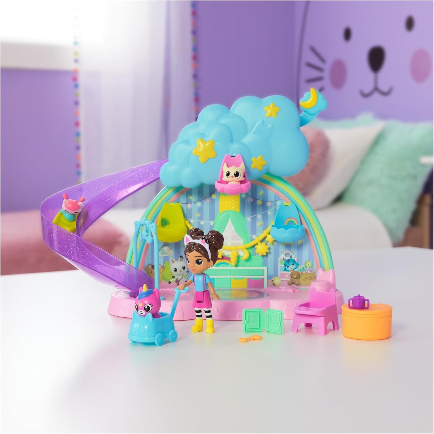 Gabby’s Dollhouse, Kitty Care Ear Purrfect Playroom, conjunto de 17 peças com 4 figuras de brinquedo e móveis de casa de bonecas, brinquedos infantis para meninas e meninos a partir de 3 anos.