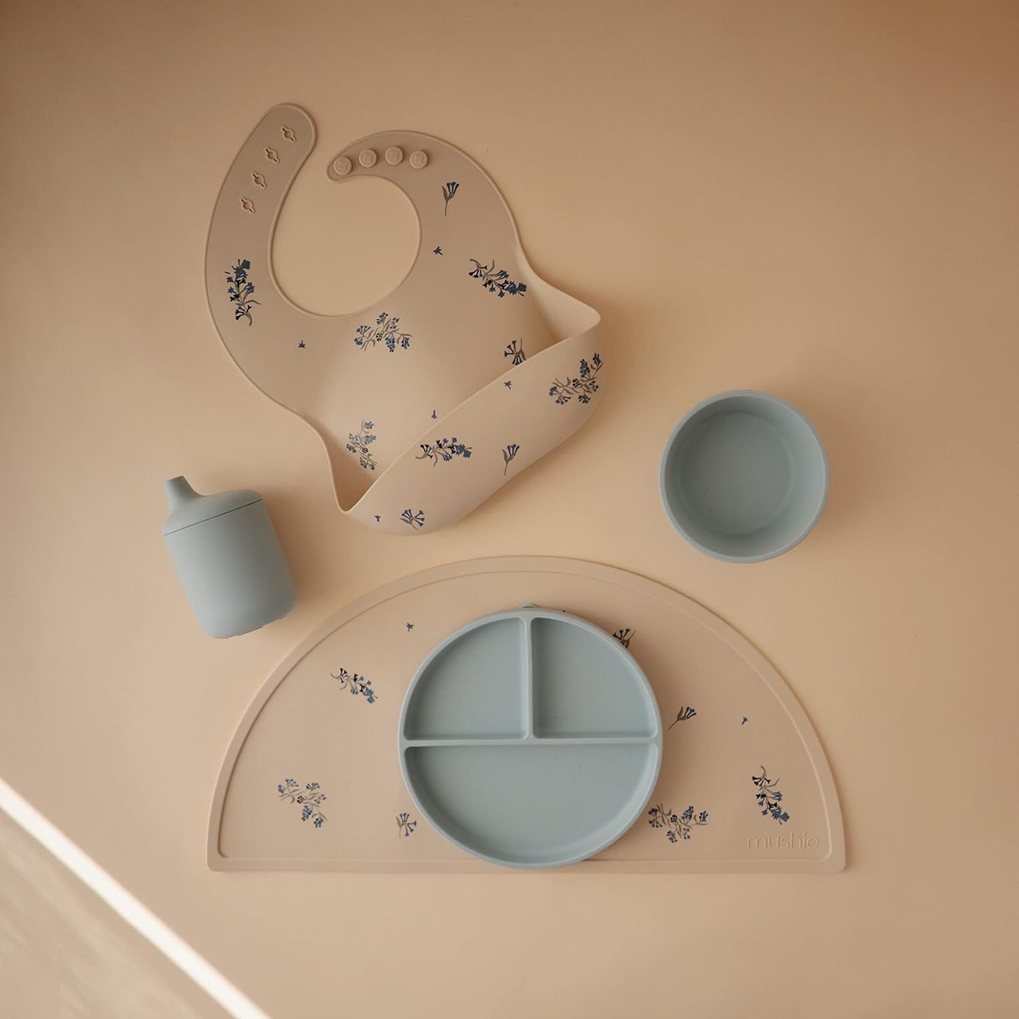 Mushie Copo de Silicone | Copo de Transição para Bebês a partir de 6 Meses | Capacidade: 175 mL | Tampa Removível | Material: Silicone de Grau Alimentício | Pode ser lavado na lava-louças e usado no micro-ondas (Azul Claro)
