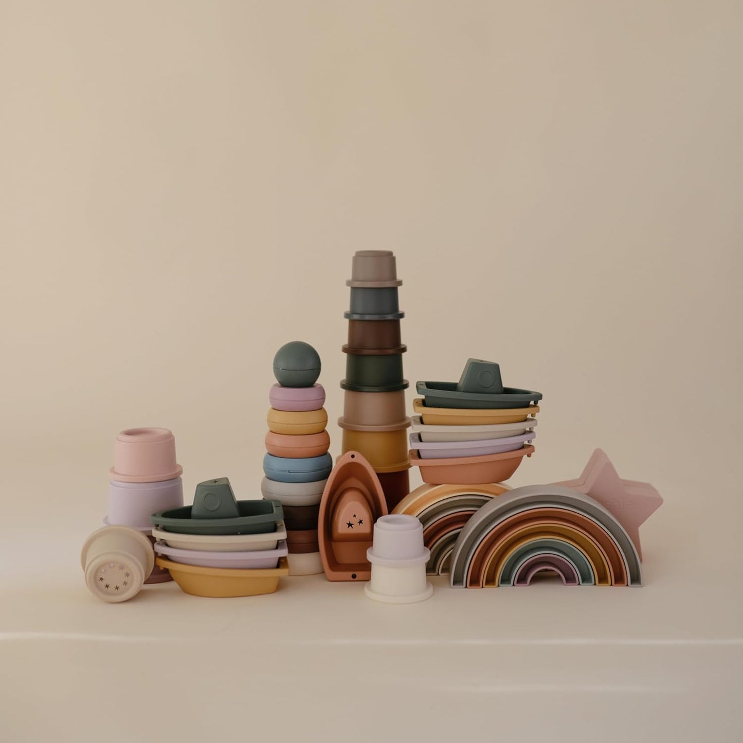 Mushie Brinquedo Rainbow Stacker | Conjunto de 5 peças para classificação e aprendizado | Idade recomendada: 6+ meses | Fabricado na Dinamarca (Hillside)