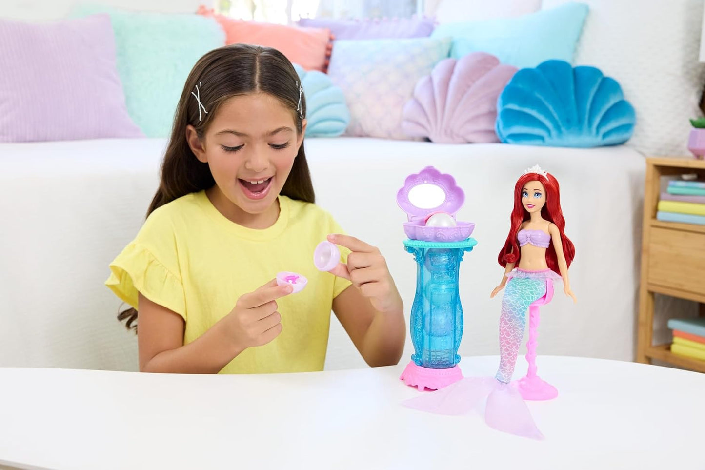 Mattel Boneca Disney Princesas Ariel (Sereia) e Penteadeira Surpresa | O conjunto inclui boneca Ariel articulada com cauda removível, penteadeira com cadeira, 5 pérolas "pop-up" reutilizáveis e 5 acessórios – JBF86