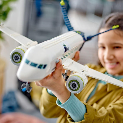 LEGO Conjunto de construção City Avião de Passageiros, modelo de avião grande com veículos da equipe de solo do aeroporto: ônibus de pátio, trator de reboque, carregador de catering, caminhão de bagagem e 9 minifiguras 60367