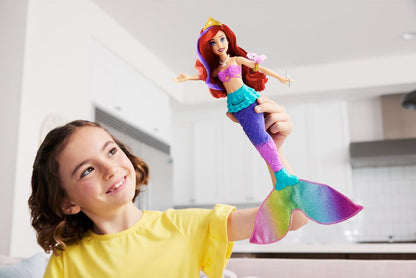 Mattel Boneca Disney Princess Ariel Sereia Nadadora | Boneca articulada com cabelo e cauda que mudam de cor, movimentos de natação e brincadeira com água inspirados no filme "A Pequena Sereia" da Disney, HPD43