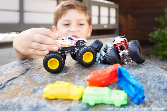 Hot Wheels Monster Trucks, caminhão de brinquedo fundido em escala 1:64 e 1 carro esmagável, rodas gigantes e decoração estilizada, FYJ44