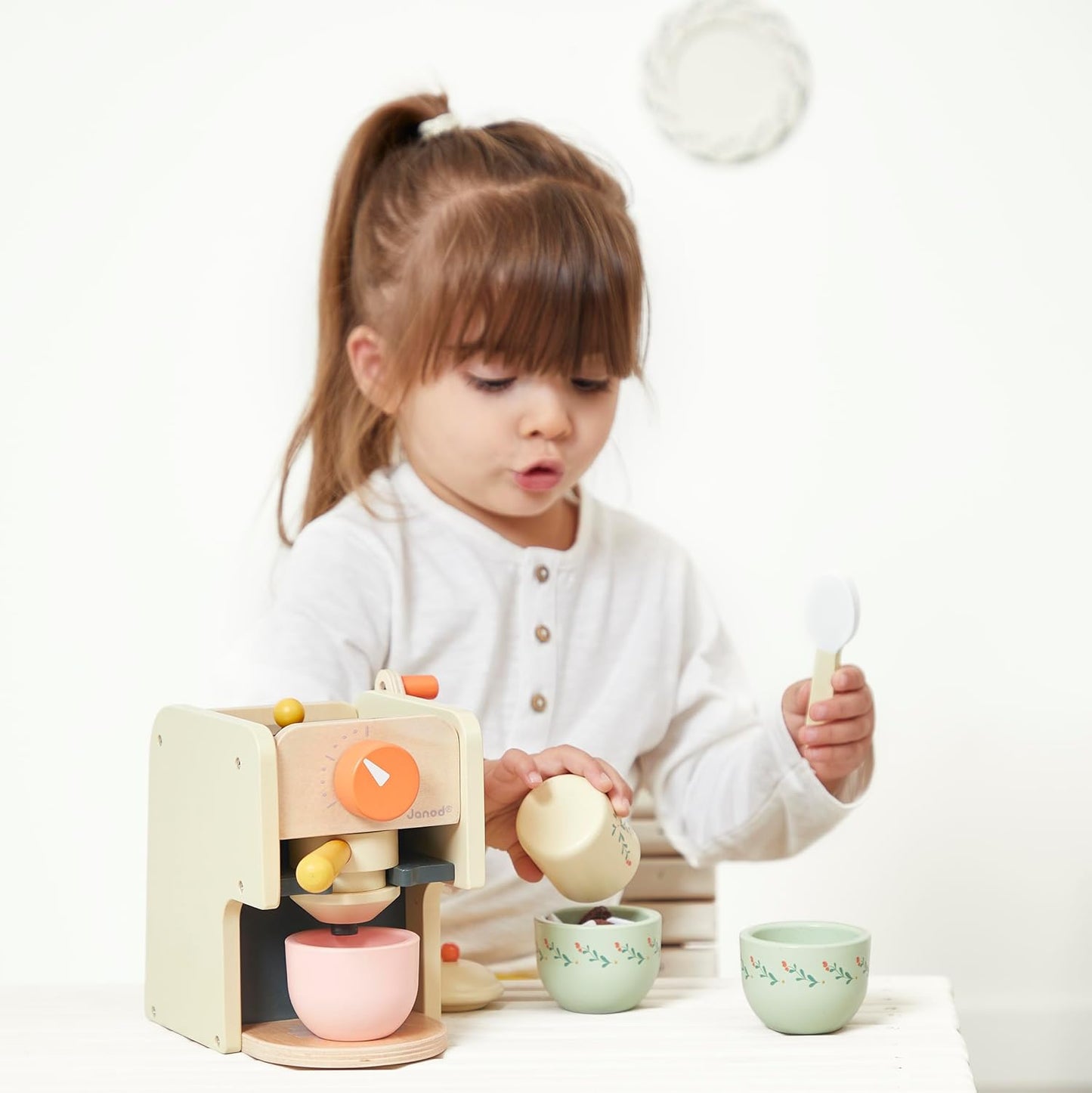 Janod - Máquina de Café Barista Infantil de Madeira - Com Moedor de Café Manual - 20 Acessórios de Madeira e Feltro Incluídos - Brinquedo de Imitação - Desenvolve a Imaginação - A partir de 3 anos - J06644