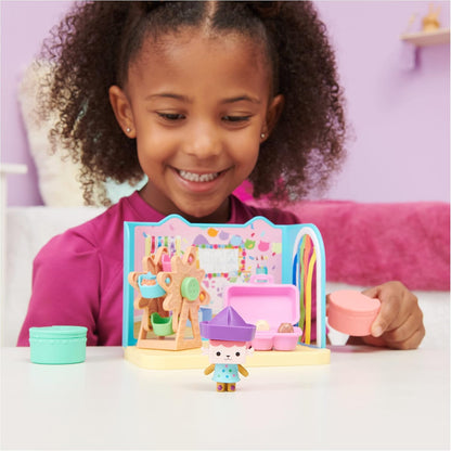 Gabby's Dollhouse, Piscina Purr-ific com figuras da Gabby e da MerCat e Quarto Artesanal Baby Box com figura de gato Baby Box e acessórios.