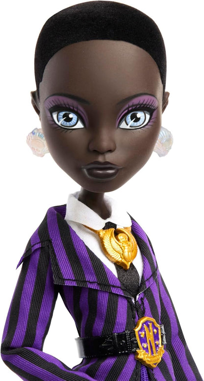 Monster High Boneca e acessórios x Wednesday, Bianca Barclay colecionável em uniforme da Academia Nevermore com amuleto da Sereia, mochila e suporte para boneca, JDR71
