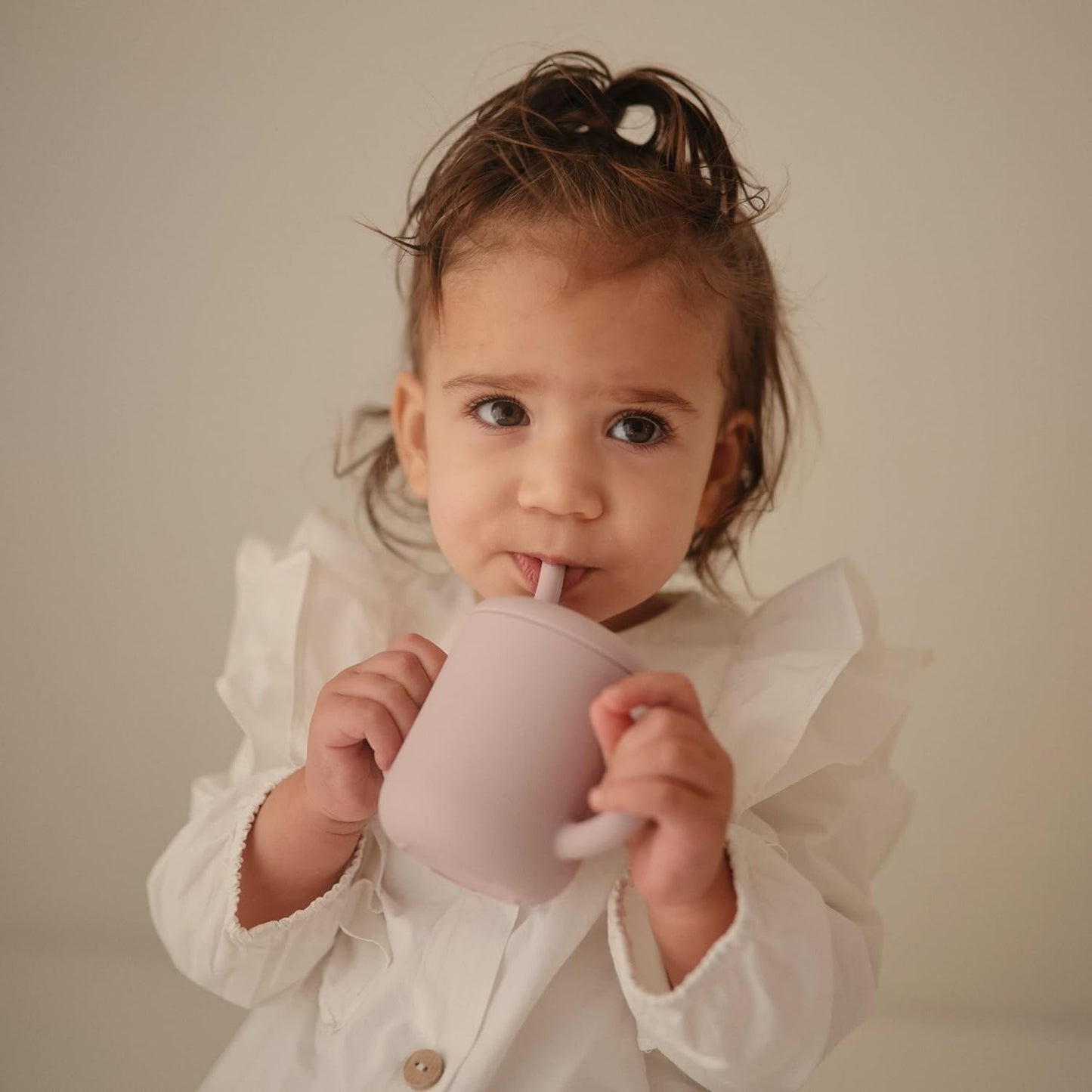 Mushie Copo de Treinamento em Silicone com Canudo | Copo de Transição para Bebês a partir de 6 Meses | Capacidade: 175 mL | Tampa Removível | Material: Silicone de Grau Alimentício | Pode ser lavado na lava-louças e usado no micro-ondas