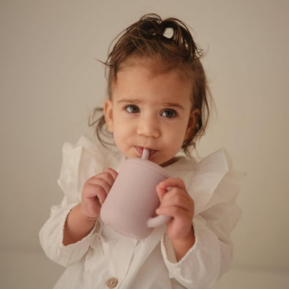 Mushie Copo de Treinamento em Silicone com Canudo | Copo de Transição para Bebês a partir de 6 Meses | Capacidade: 175 mL | Tampa Removível | Material: Silicone de Grau Alimentício | Pode ser lavado na lava-louças e usado no micro-ondas