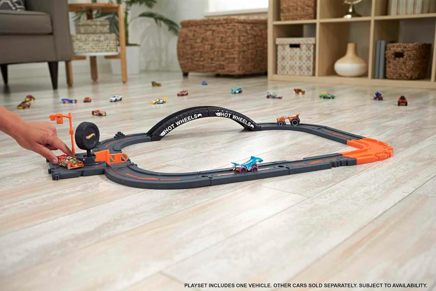 Conjunto de Pista Hot Wheels City Track Pack com 10 peças, incluindo base e diversos elementos para construir uma cidade, e 1 carrinho Hot Wheels. Conecta-se a outros conjuntos. Ideal para crianças a partir de 4 anos. HDN95