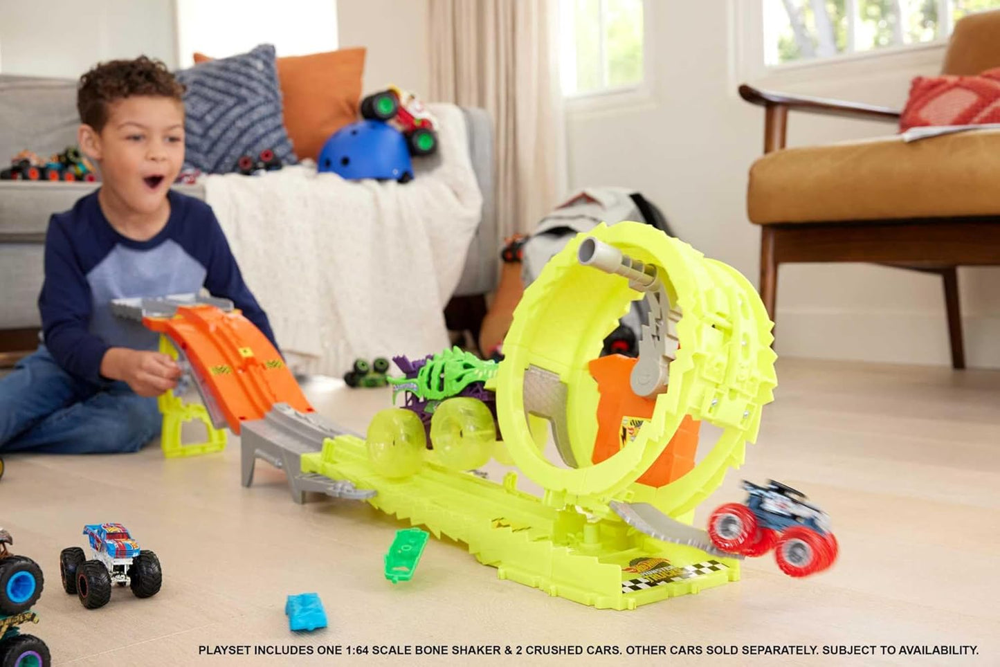 Hot Wheels Monster Trucks Juego de pistas con 2 camiones de juguete: Skelesaurus grande y Bone Shaker en escala 1:64, desafío Charge &amp; Chase con 2 autos destrozados