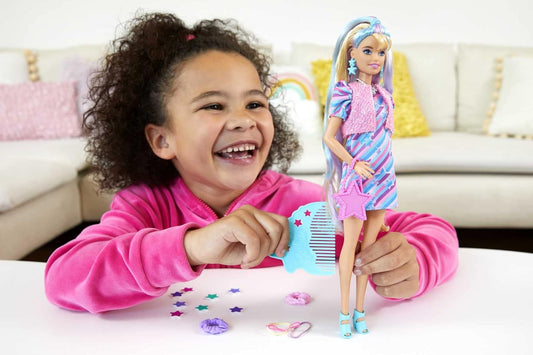 Barbie Totally Hair Doll, Muñeca Barbie con cabello rubio con reflejos azules y rosados, 15 accesorios de peinado, incluidos 8 con funciones que cambian de color, juguetes para mayores de 3 años, una muñeca, HCM88