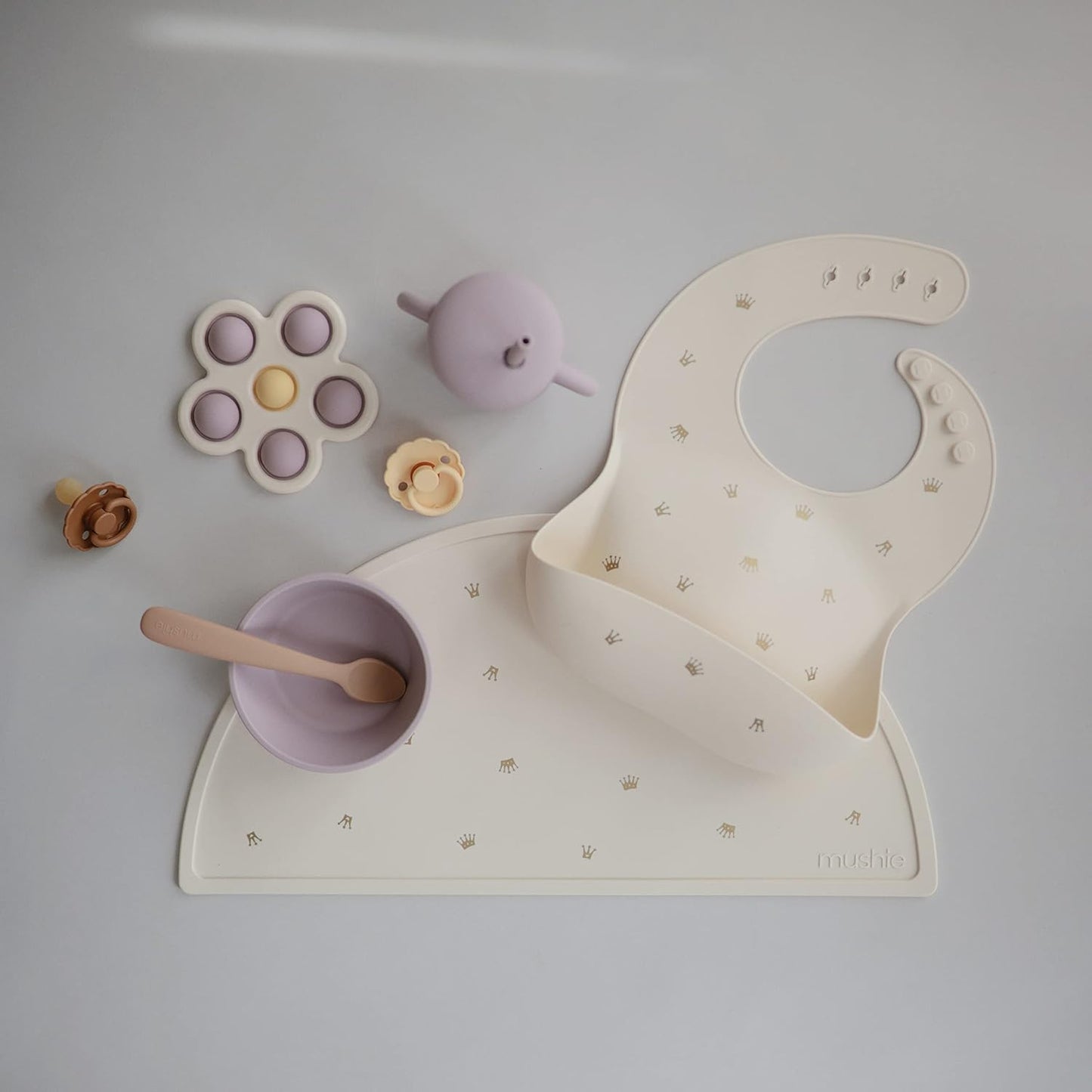 Mushie Tapete de silicone para crianças | Design antiderrapante | Material: Silicone de qualidade alimentar | Fácil de limpar e resistente a manchas | Livre de BPA e ftalatos (Coroas)