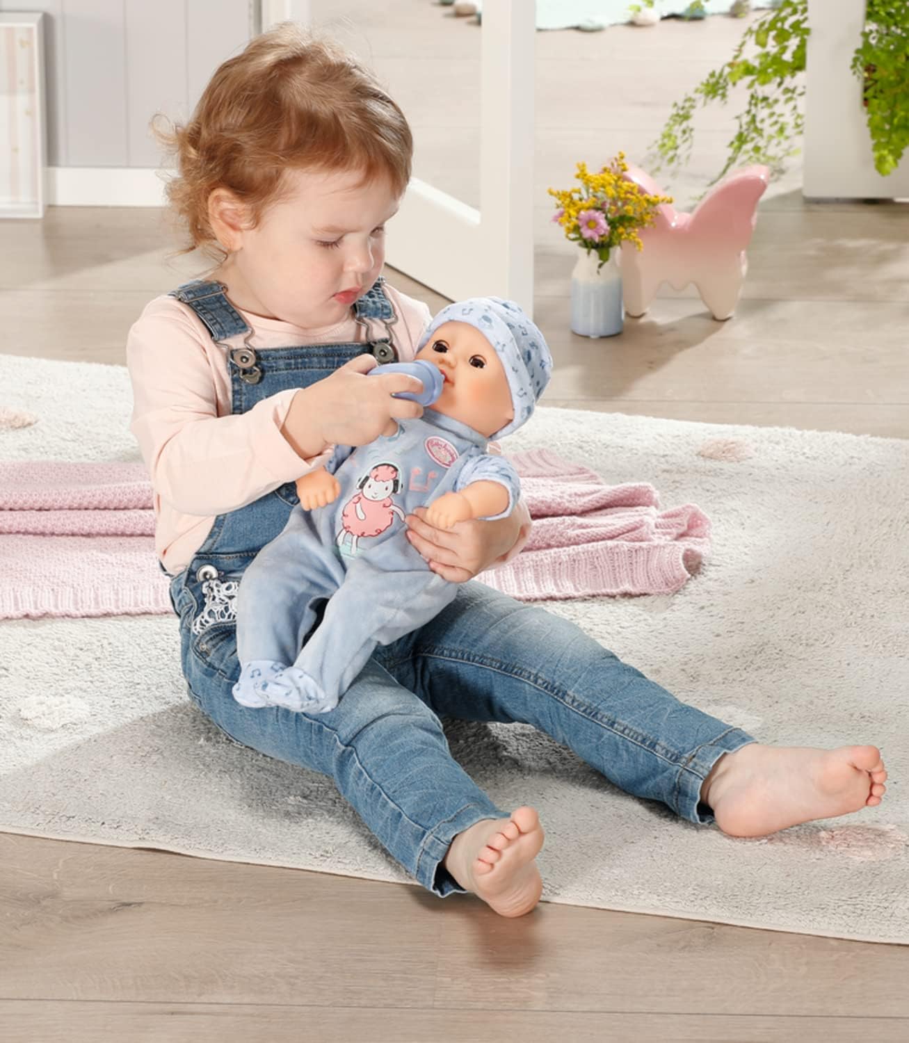 Baby Annabell Boneca Little Alexander de 36 cm com corpo macio, mamadeira e roupinha para brincar de alimentar - Adequada para crianças a partir de 1 ano - Inclui boneca, mamadeira e roupinha.