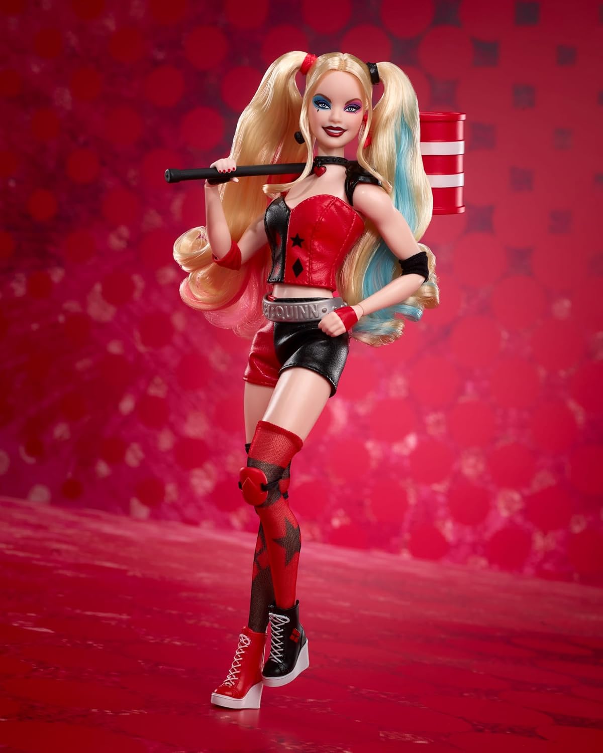 Barbie Boneca Signature Harley Quinn de colecionador com corpo articulado, traje icônico e acessório de martelo, item colecionável do 85º aniversário do Batman da DC, HRM84