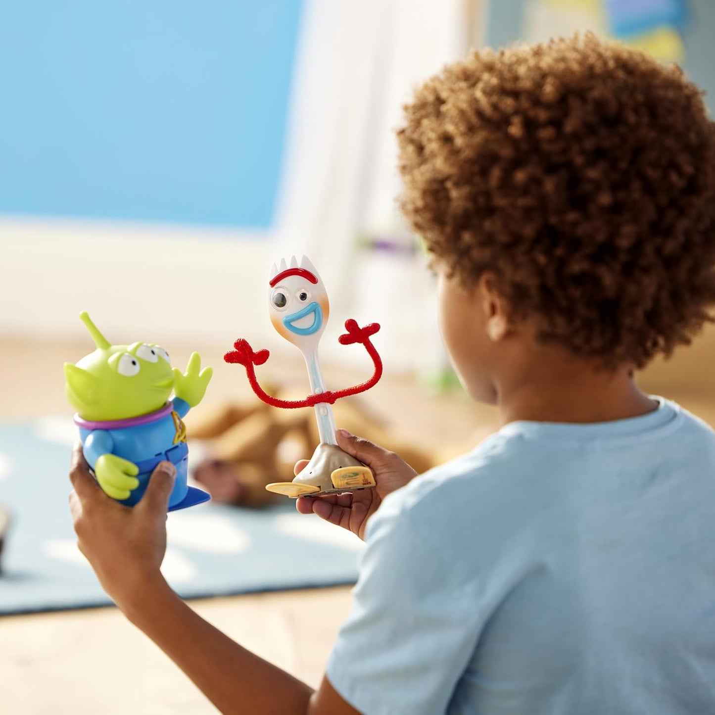 Disney Boneco de ação interativo falante do Alien, oficial da Store, do filme Toy Story da Pixar, 16 cm/6 polegadas. Inclui 2 brinquedos do Alien com mais de 15 frases em inglês, interage com outros personagens e é indicado para
