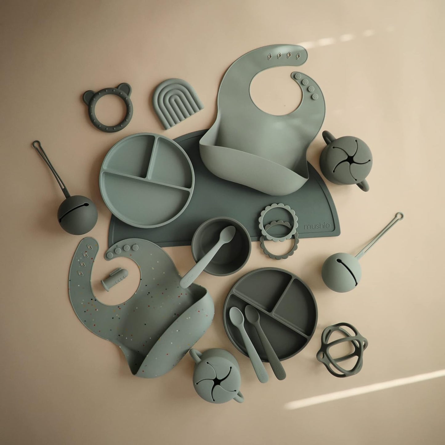 Mushie Tapete de silicone para crianças | Design antiderrapante | Material: Silicone de qualidade alimentar | Fácil de limpar e resistente a manchas | Livre de BPA e ftalatos (Azul Cambridge)