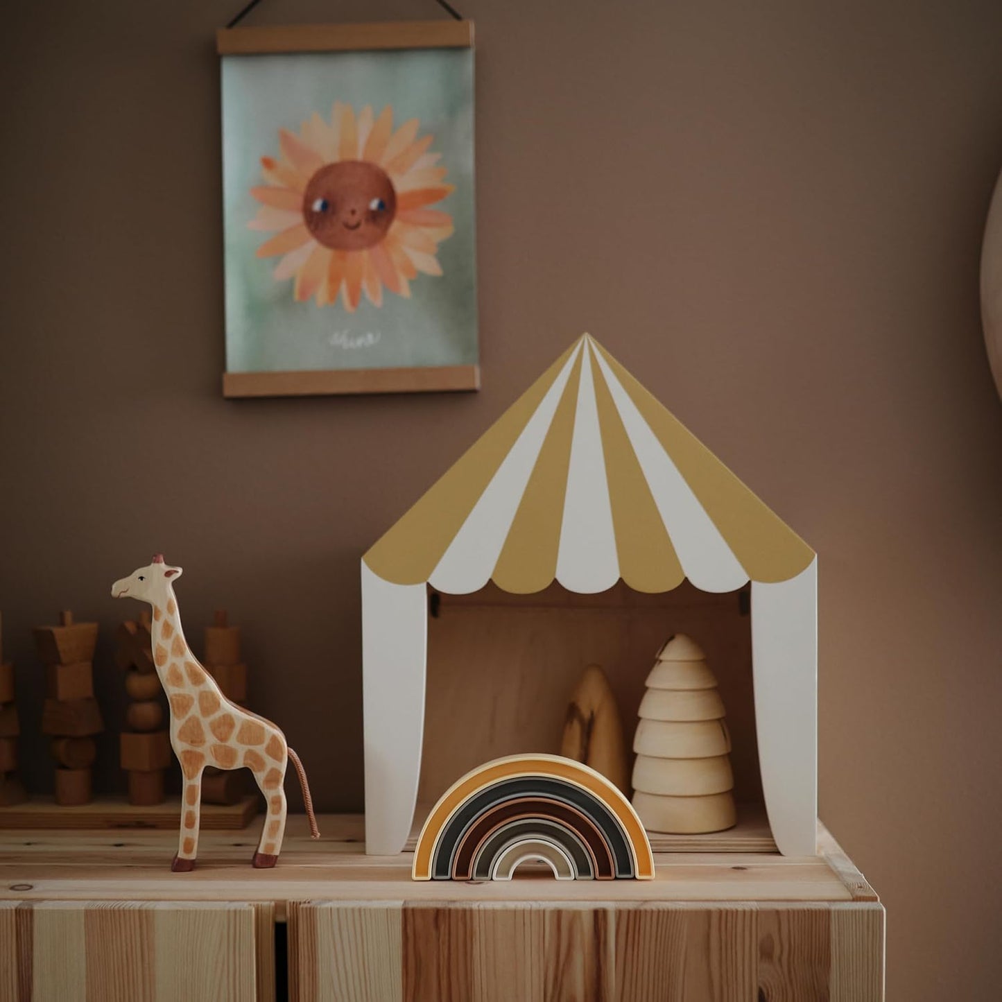 Mushie Brinquedo Rainbow Stacker | Conjunto de 5 peças para classificação e aprendizado | Idade recomendada: 6+ meses | Fabricado na Dinamarca (Sol)