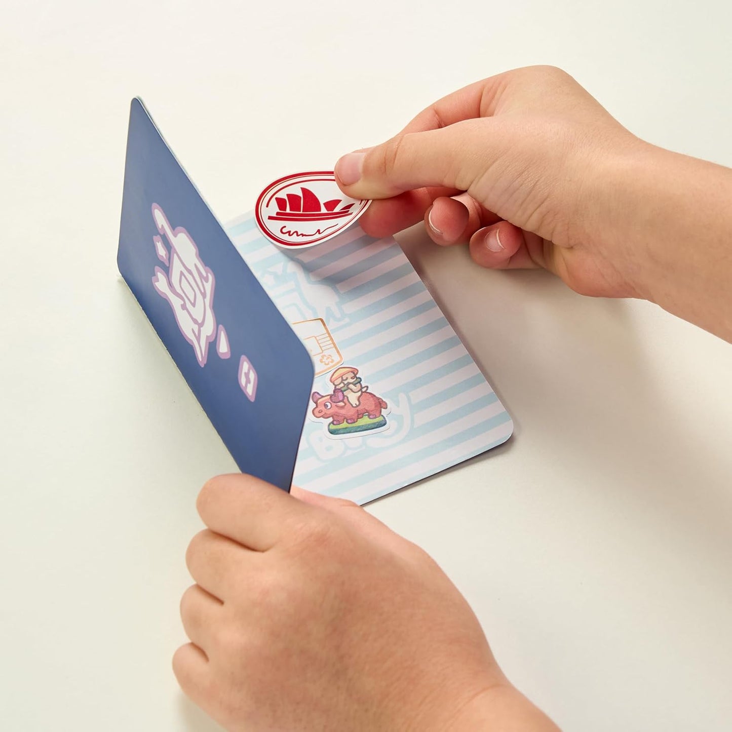 ¡El juego de avión transformador Bluey 3 en 1 se transforma de avión a resort y barco! Se abre para expandirse a un conjunto de complejo vacacional de 27 pulgadas/70 cm de ancho, más de 25 sonidos y frases.