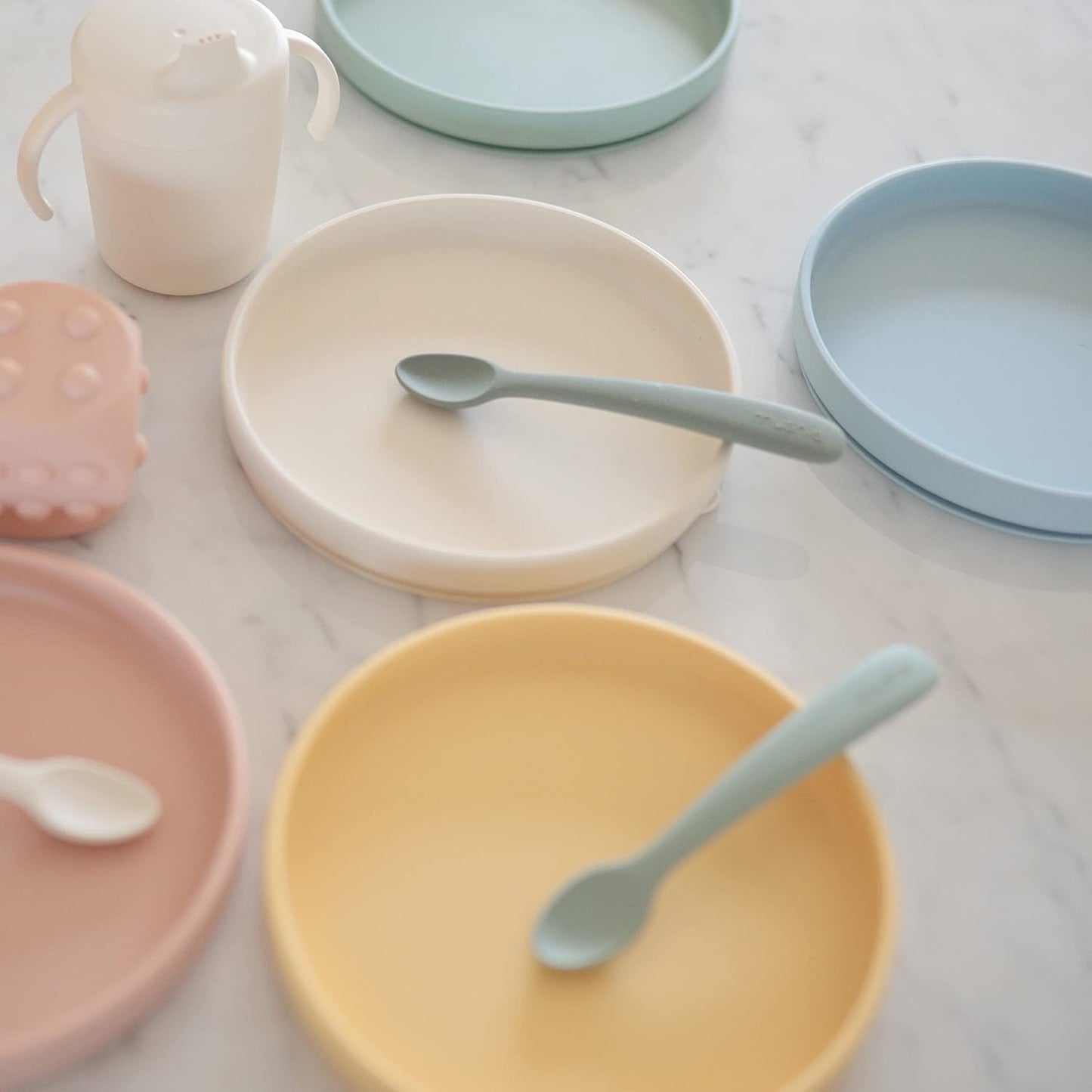 Mushie Prato de silicone antiderrapante com ventosa Classic para bebês e crianças pequenas | Silicone de qualidade alimentar | Pode ser lavado na lava-louças e usado no micro-ondas (Malva Nublado)