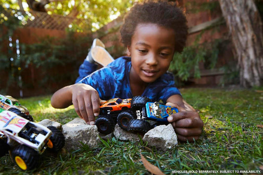Hot Wheels Monster Trucks Demolition Doubles, Conjunto de 2 caminhões de brinquedo em escala 1:64, dois veículos de personagens Monster Truck com roda gigante, FYJ64
