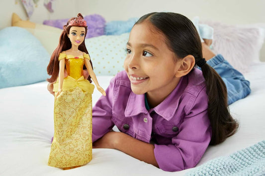 Muñecas Mattel Disney Princess, muñeca de moda Belle Posable con ropa y accesorios brillantes, juguetes de películas de Disney, HLW11